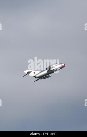 Ein MIG 15 sowjetischen Kampfjet fliegt in Sunderland International Airshow. Das Flugzeug wurde während des Kalten Krieges eingesetzt. Stockfoto