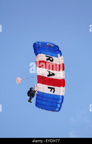 Ein Mitglied des Falken Fallschirm Display Teams führt bei Sunderland International Airshow, England. Die Tigers sind Mitglieder der Stockfoto