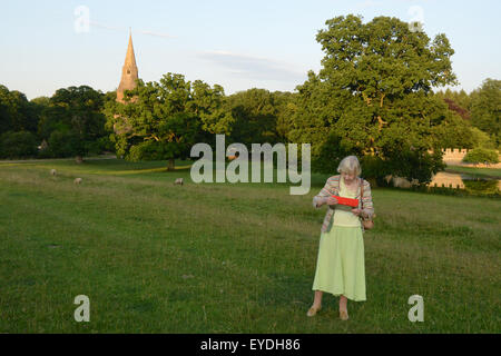 Oma mit ihrem Ipod auf dem Lande. Stockfoto