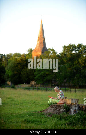 Oma mit ihrem Ipod auf dem Lande. Stockfoto