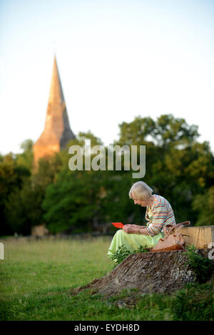 Oma mit ihrem Ipod auf dem Lande. Stockfoto