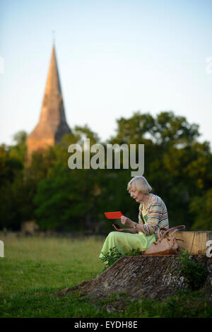 Oma mit ihrem Ipod auf dem Lande. Stockfoto