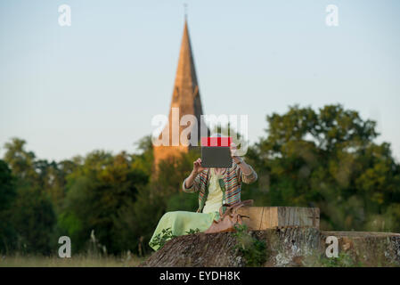 Oma mit ihrem Ipod auf dem Lande. Stockfoto