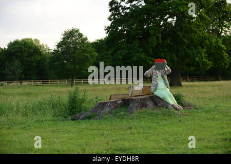 Oma mit ihrem Ipod auf dem Lande. Stockfoto