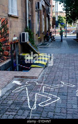 Eingang in Jerewan Pub urbane Kunstwerke und Straßenszene mit Wandmalereien und eklektischem Dekor in einer farbenfrohen Gasse Stockfoto