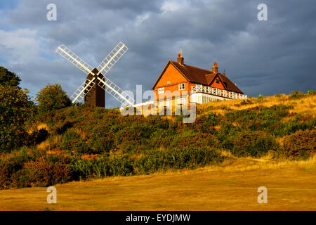 Reigate Heath Golf Course Clubhouse und Windmühle, Surrey England Vereinigtes Königreich Stockfoto