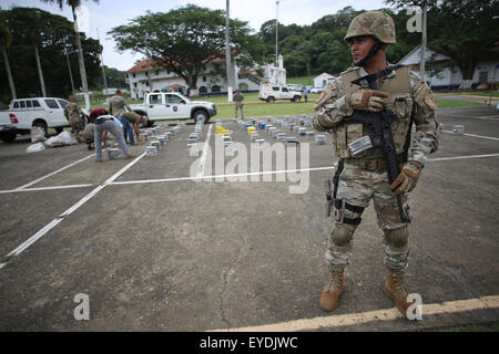 Panama City, Panama. 27. Juli 2015. Elemente des National Air and Naval Service (SENAN) guard Medikamentenpackungen während einer Pressekonferenz, in der Stadt von Panama, Hauptstadt von Panama, an 27. Juli 2015. Die SENAN 1,9 Tonnen Drogen beschlagnahmt und festgenommen drei kolumbianische Einwohner und einem honduranischen während der Anti-Drogen-Operationen in der Provinz Veraguas und Bocas del Toro auf Juli 25 und 26, laut der lokalen Presse. © Mauricio Valenzuela/Xinhua/Alamy Live-Nachrichten Stockfoto