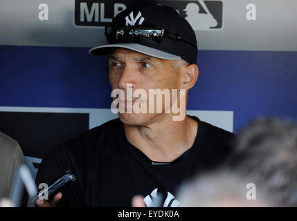 Arlington, Texas, USA. 27. Juli 2015. New York Yankees-Manager Joe Girardi trifft sich mit den Medien vor einer MLB-Spiel zwischen den New York Yankees und die Texas Rangers im Globe Life Park in Arlington, TX Credit: Cal Sport Media/Alamy Live News Stockfoto