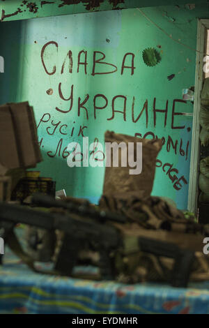 Shyrokyne, Oblast Donezk, Ukraine. 22. Juli 2015. Graffiti in der Scharfschützen-Lage der ukrainischen Armee in Shyrokyne sagt '' Herrlichkeit in die Ukraine, Rusik aus Lemberg "© Celestino Arce/ZUMA Draht/Alamy Live News Stockfoto