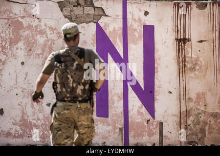 Shyrokyne, Oblast Donezk, Ukraine. 23. Juli 2015. Graffiti aus dem Asowschen Bataillon symbol in einer Wand Sjyrokyne, Ukraine © Celestino Arce/ZUMA Draht/Alamy Live News Stockfoto