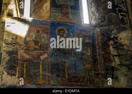 Kloster Akhtala wunderschönes Inneres der alten Kapelle mit Fresken in einer historischen Stätte, umgeben von einer ruhigen Atmosphäre Stockfoto