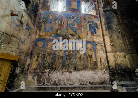 Kloster Akhtala wunderschönes Inneres der alten Kapelle mit Fresken in einer historischen Stätte, umgeben von einer ruhigen Atmosphäre Stockfoto