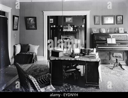 Antike c1910 Foto von einem späten viktorianischen ca. 1910er Jahre Salon mit Klavier und Möbel. Alamy Bild-Nummer EYDNYB für eine Alternative Ansicht dieses Raumes zu sehen. Ort unbekannt, wahrscheinlich Massachusetts, Neuengland, USA. Stockfoto