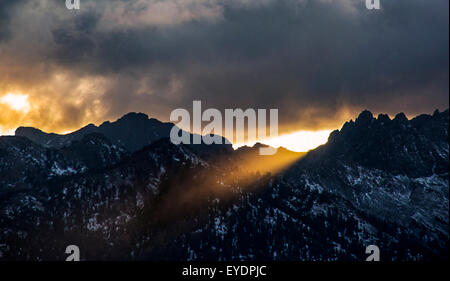 Sonnenuntergang über Minarettes von Mammoth Mountain Vista. Stockfoto