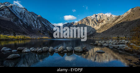 Am frühen Morgen Reflexionen über Convict Lake, Sierra Nevada Mts Stockfoto