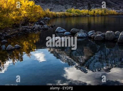 Am frühen Morgen Reflexionen über Convict Lake, Sierra Nevada Mts Stockfoto