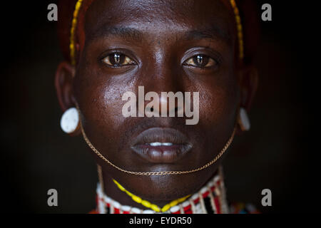 Kenia, Porträt von Samburu-Jüngling (Moran) in traditioneller Tracht; South Horr Stockfoto