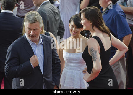 New York, USA. 27. Juli 2015. Alec Baldwinm, sein ältester daughter19-j hrige Modell Irland und Bonita Mama posieren für ein Foto während der Mission Impossible: Rogue Nation Premiere in New York am Times Square in New York City. Bildnachweis: Sumit Shrestha/ZUMA Draht/Alamy Live-Nachrichten Stockfoto