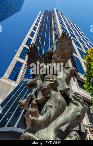 Erste Nation Aborigine-Kunst Skulptur und der Innenstadt von Gebäuden, Vancouver, Britisch-Kolumbien, Kanada, Nordamerika Stockfoto