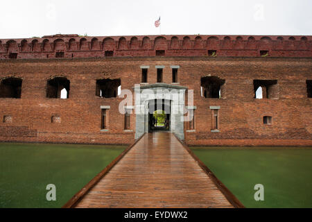 Eingang über einen Graben in Fort Jefferson, Dry-Tortugas-Nationalpark, Florida, Vereinigte Staaten von Amerika Stockfoto