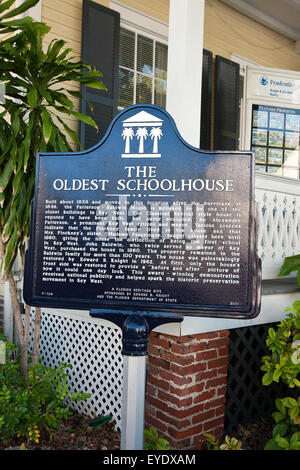 DAS älteste Schulhaus ca. 1838 erbaut und nach dem Hurrikan von 1846 an diesen Standort gezogen, ist das Patterson-Baldwin-Haus vermutlich eines der ältesten Gebäude in Key West. Das klassische Wiederbelebung Stil erbaute Haus ist gebaut worden, aber Ne angeblich Stockfoto
