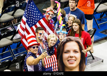 Omaha, NE USA. 26. Juli 2015. USA-Fans, die eine Selfie während einer 2015 FIVB Frauen Volleyball World Grand Prix Finale Match zwischen China und den USA CenturyLink Center in Omaha, NE. USA (5: 0) gewannen 25-23, 25-19, 25-18.Michael Spomer/Cal Sport Media/Alamy Live News Stockfoto