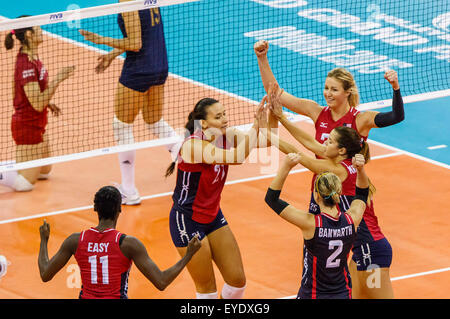 Omaha, NE USA. 26. Juli 2015. Team USA gewann einen Punkt in Aktion während einer 2015 entsprechen FIVB Frauen Volleyball World Grand Prix Finals zwischen China und den USA CenturyLink Center in Omaha, NE. USA (5: 0) gewannen 25-23, 25-19, 25-18.Michael Spomer/Cal Sport Media/Alamy Live News Stockfoto