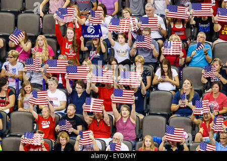 Omaha, NE USA. 26. Juli 2015. Team USA Fans während der 2015 entsprechen FIVB Frauen Volleyball World Grand Prix Finals zwischen China und den USA CenturyLink Center in Omaha, NE. USA (5: 0) gewannen 25-23, 25-19, 25-18.Michael Spomer/Cal Sport Media/Alamy Live News Stockfoto