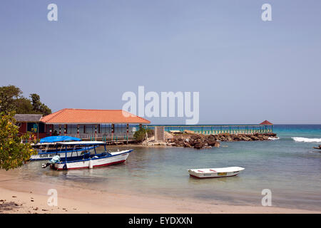 Pier, Strand und Boote, Franklyn D Resort, Runaway Bay, St. Ann, Jamaika Stockfoto