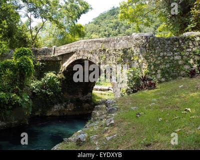 Alte spanische Brücke verbindet St. Anna und St. Marien Pfarreien über den White River, Jamaika Stockfoto
