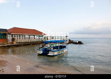 Boot und Open-Air Restaurant Pier, Franklyn D Resort, Runaway Bay, St. Ann, Jamaika Stockfoto
