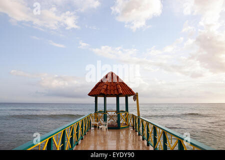 Pier und das Karibische Meer, Franklyn D Resort, Runaway Bay, St. Ann, Jamaika Stockfoto