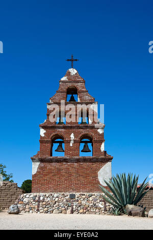 Glockenturm an Mission San Miguel Arcangel, San Miguel, Kalifornien, Vereinigte Staaten von Amerika Stockfoto