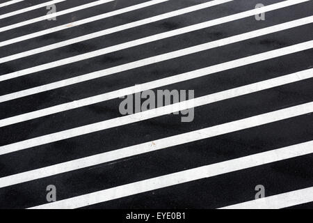 Marken von parallelen Linien auf der Straße Stockfoto