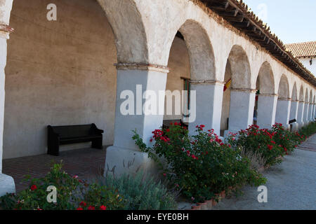 Bögen an der Mission San Miguel Arcangel, San Miguel, Kalifornien, Vereinigte Staaten von Amerika Stockfoto