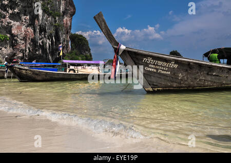 Longtail-Boot am tropischen Strand, Krabi, Thailand Asien. Stockfoto