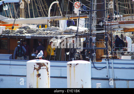 Sydney, Australien. 27. Juli 2015. Geoffrey Eldesten unübersehbar unter der Crew in leuchtendem Gelb, Essen ein Trommelstock während der Dreharbeiten für australische Celebrity Apprentice 2015.  Kredit-Rocks, Sydney, Australien am Montag, 27. Juli 2015: Romina01/Alamy Live-Nachrichten Stockfoto