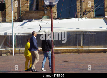 Sydney, Australien. 27. Juli 2015. Geoffrey Eldesten, Blake Garvey und James Mathison kann man zu Fuß zusammen, während der Dreharbeiten für australische Celebrity Apprentice 2015 in The Rocks, Sydney, Australien am Montag, 27. Juli 2015 Credit: Romina01/Alamy Live News Stockfoto