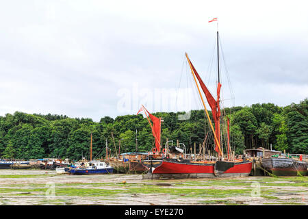 Lastkähne bei Ebbe an der Küste Pin Mühle am Fluß Orwell, South Suffolk, East Anglia, England, Großbritannien, Vereinigtes Königreich Stockfoto