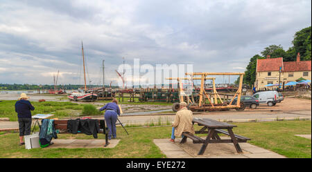 Watercoloring Künstler Malerei den Blick auf Lastkähne bei Ebbe, Pin-Mühle am Fluß Orwell, Suffolk, England, Großbritannien, UK Stockfoto