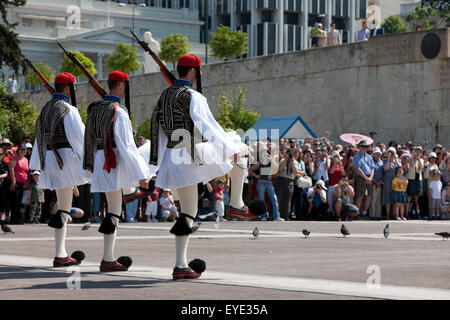 Stechschritt Evzones angekommen, um die Wachen in der Gedenkstätte des unbekannten Soldaten in Syntagma ändern, beobachtet von Touristenmassen Stockfoto