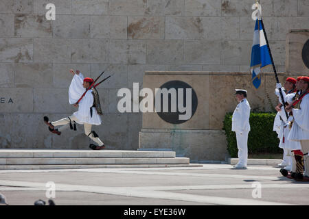 Evzonen Gans treten während einer Zeremonie in der Gedenkstätte des unbekannten Soldaten in Syntagma, Athen, Griechenland. Stockfoto