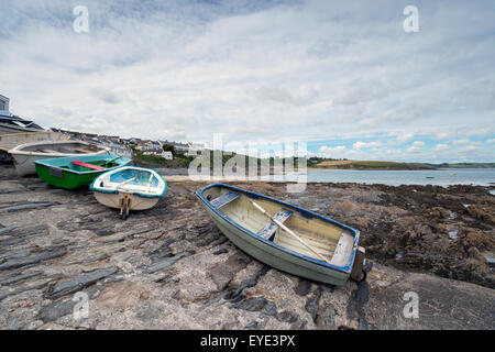 Kleine Boote am Strand von Portscatho an der Küste von Cornwall Stockfoto