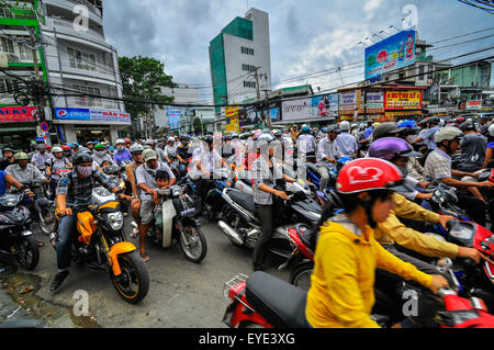 Saigon, Vietnam - 15.Juni: Straßenverkehr am 15. Juni 2011 in Saigon (Ho-Chi-Minh-Stadt), Vietnam. Ho Chi Minh ist die größte Stadt Stockfoto