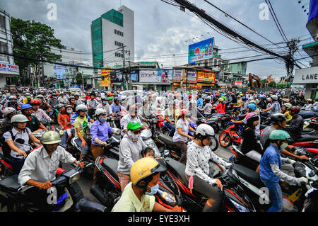 Saigon, Vietnam - 15.Juni: Straßenverkehr am 15. Juni 2011 in Saigon (Ho-Chi-Minh-Stadt), Vietnam. Ho Chi Minh ist die größte Stadt Stockfoto