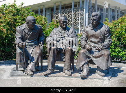 Jalta, Russland - 3 Juli: Eröffnung des Denkmals zu Ehren des 70. Jahrestages der Konferenz von Jalta, die Führer der "Big Three", an der Liwadija-Palast vom 4. bis zum 11. Februar 1945 statt. 2015 Stockfoto