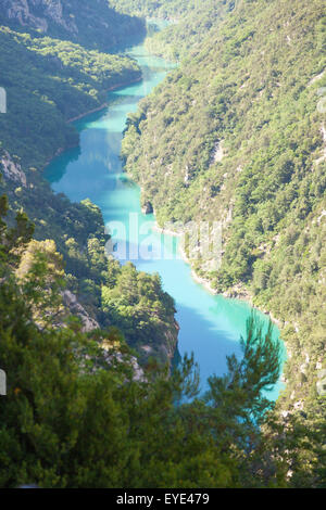 Das Unterteil der Verdon-Schluchten gesehen von einem Aussichtspunkt an der Straße zum Dorf la Palud-Sur-Verdon. Stockfoto