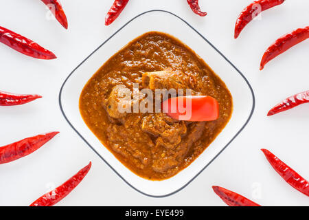 Draufsicht auf köstliche indische Lamm Rogan josh mit rote Chilischote. Dieses würzige heißen Kashmiri-Gericht verwendet rote Chilischote. Stockfoto