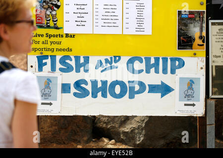 Ein englisches „Traditional Fish & Chip Shop“-Schild an einer Wand auf den kanarischen Inseln, Spanien. Ein Hauch von Zuhause für britische Touristen Stockfoto