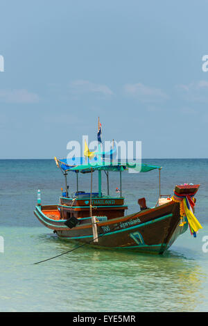 Longtail-Boot im türkisfarbenen Meer, Insel Koh Tao Golf von Thailand, Thailand Stockfoto